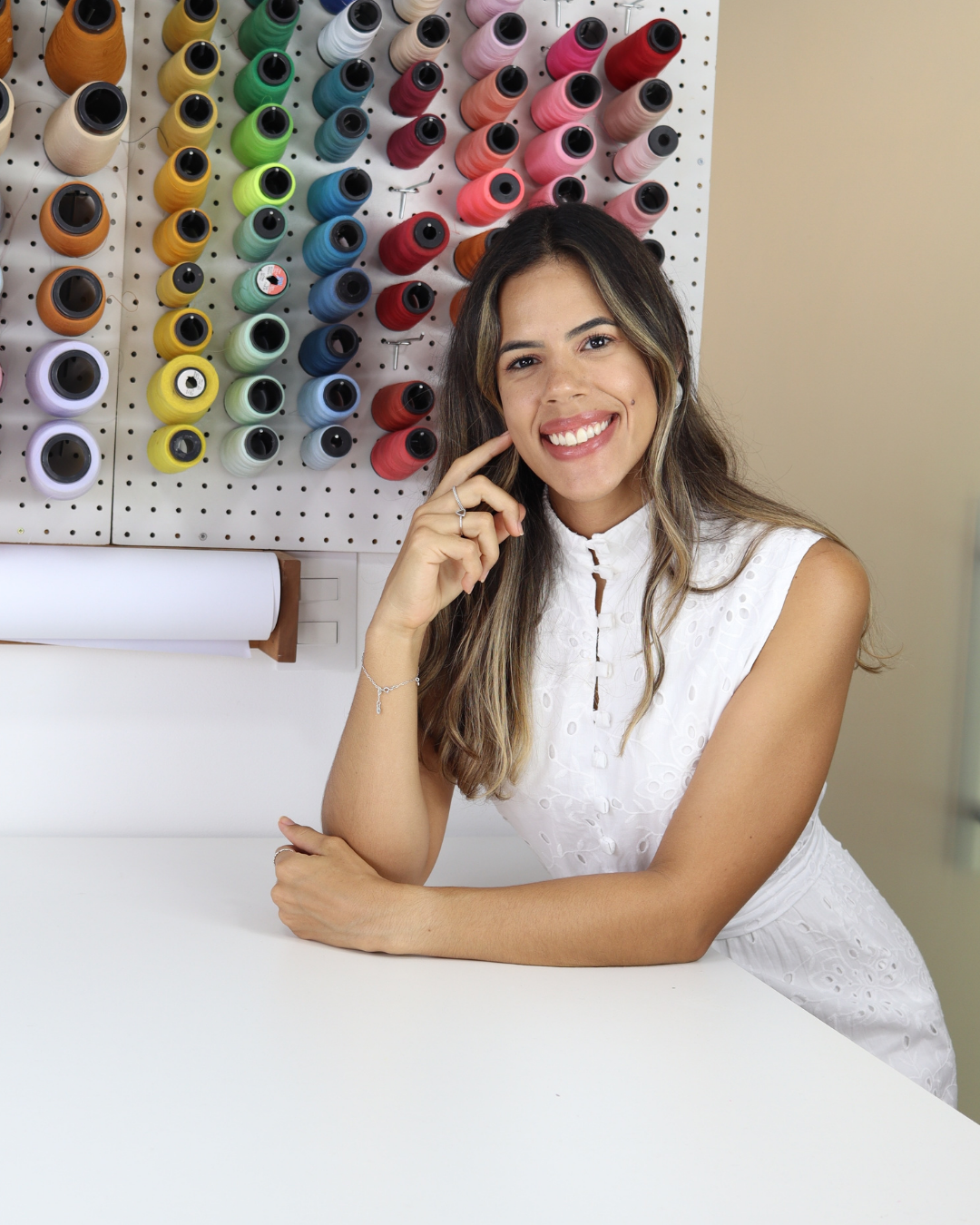 Cristianne Mesquita em seu ateliê